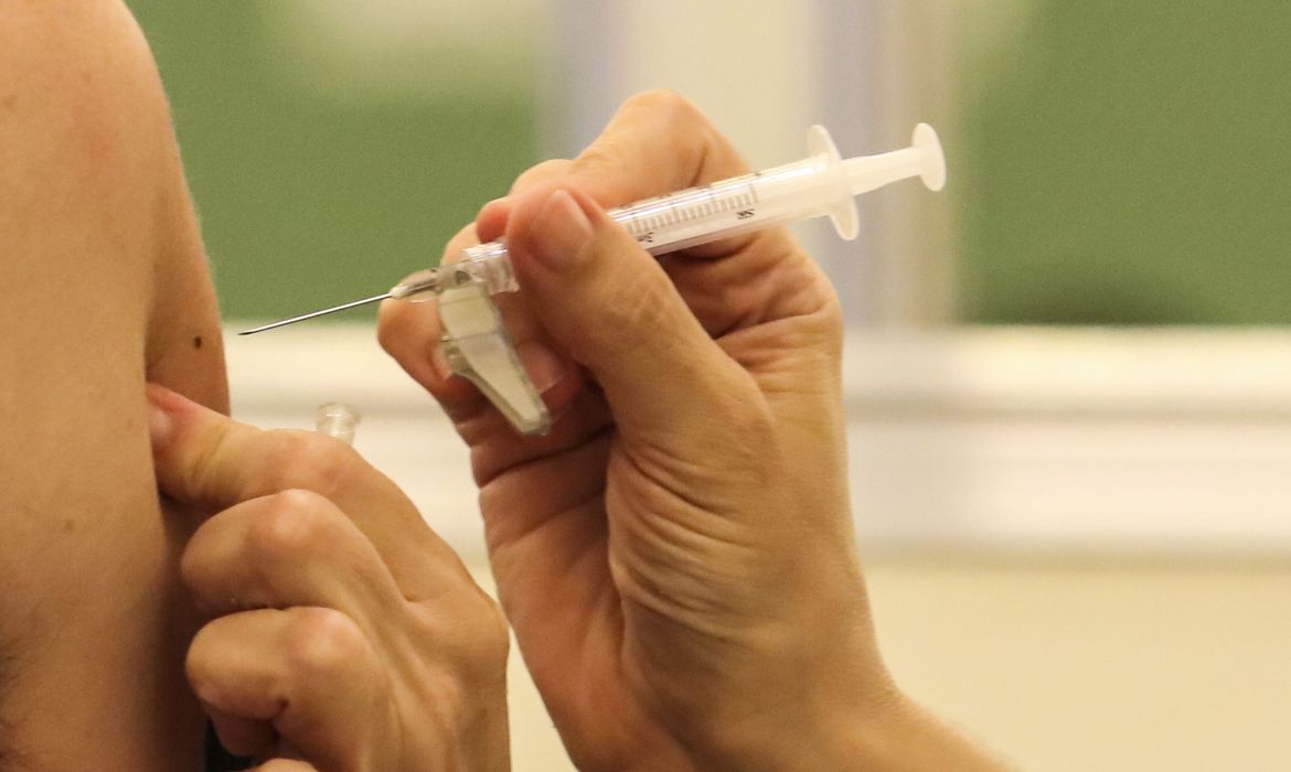 (O cidadão, de 78 anos, será denunciado ao Ministério Público de Minas Gerais; ele tomou duas doses da CoronaVac e uma da Pfizer. Foto: Rovena Rosa/Agência Brasil) (O cidadão, de 78 anos, será denunciado ao Ministério Público de Minas Gerais; ele tomou duas doses da CoronaVac e uma da Pfizer. Foto: Rovena Rosa/Agência Brasil)