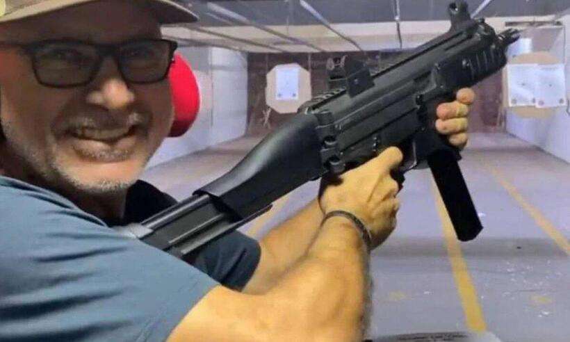 (Fábricio Queiroz testou diversas armas durante prática de tiro ao alvo. Foto: Redes Sociais/Reprodução) (Fábricio Queiroz testou diversas armas durante prática de tiro ao alvo. Foto: Redes Sociais/Reprodução)