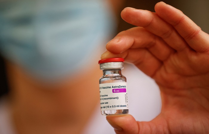 (Com nova remessa, Fiocruz entregou ao governo 74,2 milhões de doses. Foto: Thomas SAMSON / POOL / AFP
) (Com nova remessa, Fiocruz entregou ao governo 74,2 milhões de doses. Foto: Thomas SAMSON / POOL / AFP
)
