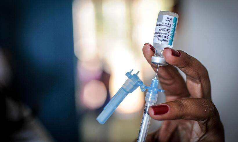 (Estudo mostra ainda que os imunizantes evitaram entre 96 mil e 117 mil hospitalizações de pessoas de 60 anos ou mais. Foto: Leandro Couri/EM/D.A Press) (Estudo mostra ainda que os imunizantes evitaram entre 96 mil e 117 mil hospitalizações de pessoas de 60 anos ou mais. Foto: Leandro Couri/EM/D.A Press)
