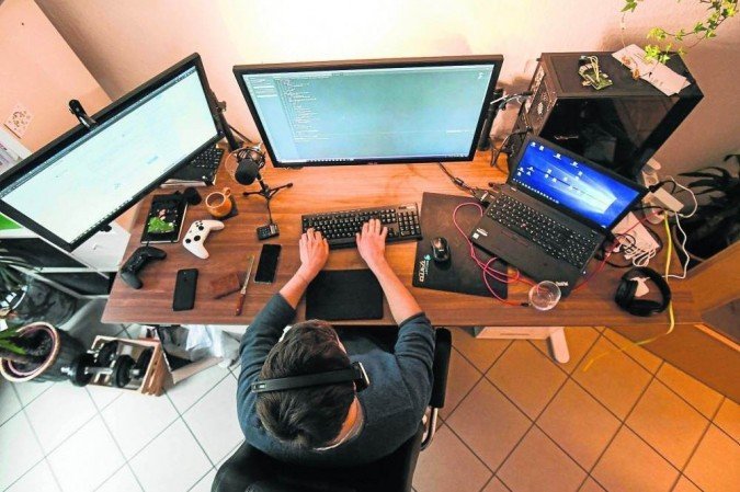  (Comodidade de fazer tudo sem sair de casa, em especial comer e trabalhar, faz com que brasileiros no queiram voltar s prticas do passado. Foto: Ina Fassbender/AFP)