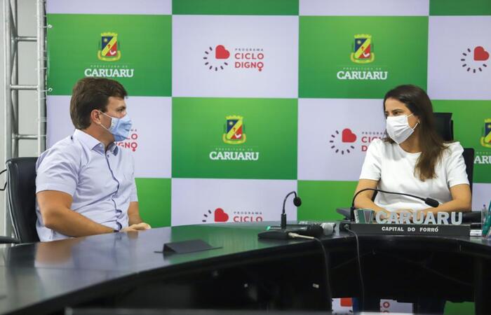 Em tom de união, Miguel Coelho e Raquel Lyra se reúnem em Caruaru - Vimarsana News