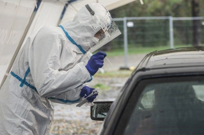 (Mulher de Santa Catarina apresentou atestado médico alegando contato com paciente infectado pela Covid-19. Foto: Michal Cizek / AFP) (Mulher de Santa Catarina apresentou atestado médico alegando contato com paciente infectado pela Covid-19. Foto: Michal Cizek / AFP)