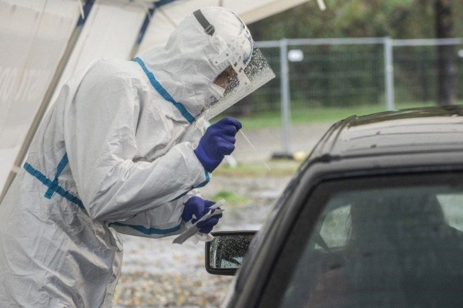  (Mulher de Santa Catarina apresentou atestado mdico alegando contato com paciente infectado pela Covid-19. Foto: Michal Cizek / AFP)