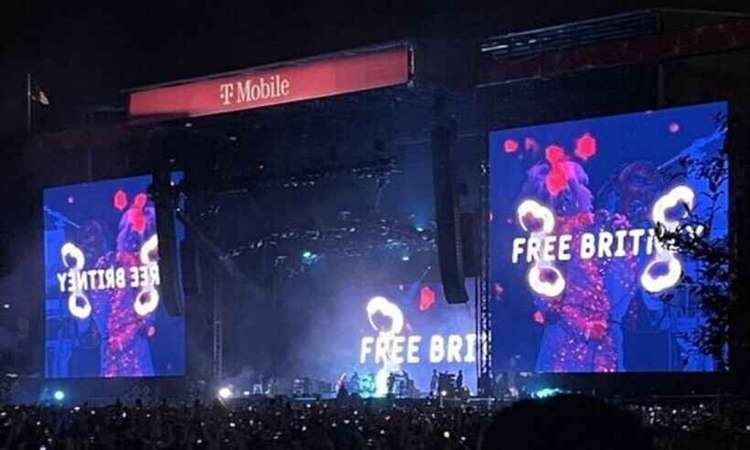  (Miley Cyrus faz campanha Free Britney no Lollapalooza Chicago. Foto: Reproduo/Twitter )