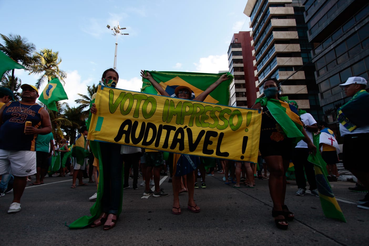 Os apoiadores fazem discursos nos carros de som, repetindo argumentos do presidente Jair Bolsonaro e exibem cartazes contra a urna eletrnica. ( Arnaldo Sete (@arnaldosete) / DP Foto)