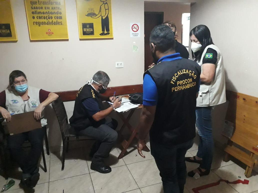 Seis bares receberam interdição do órgão por descumprimento das medidas de proteção contra a Covid-19.
(Procon-PE/Divulgação) Seis bares receberam interdição do órgão por descumprimento das medidas de proteção contra a Covid-19.
(Procon-PE/Divulgação)