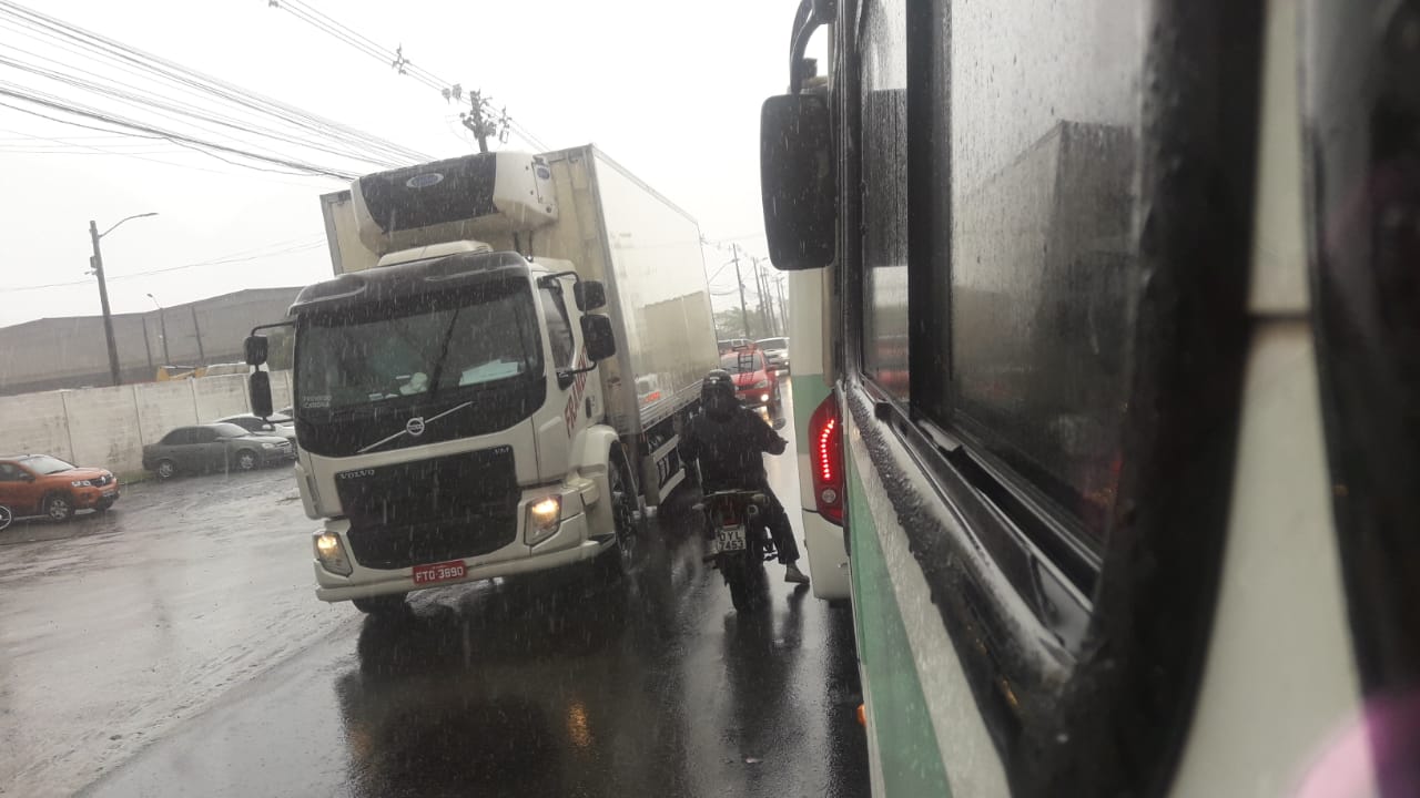 Carretas travam a rodovia PE-017, por conta do fluxo da Central de Distribuição. Local possui tráfego diário de 24 mil veículos. (Divulgação)