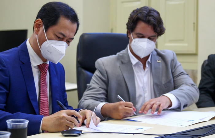 Chen Weihua e Lucas Ramos durante assinatura da cooperação (Foto: Sandy James/Esp. DP FOTO)