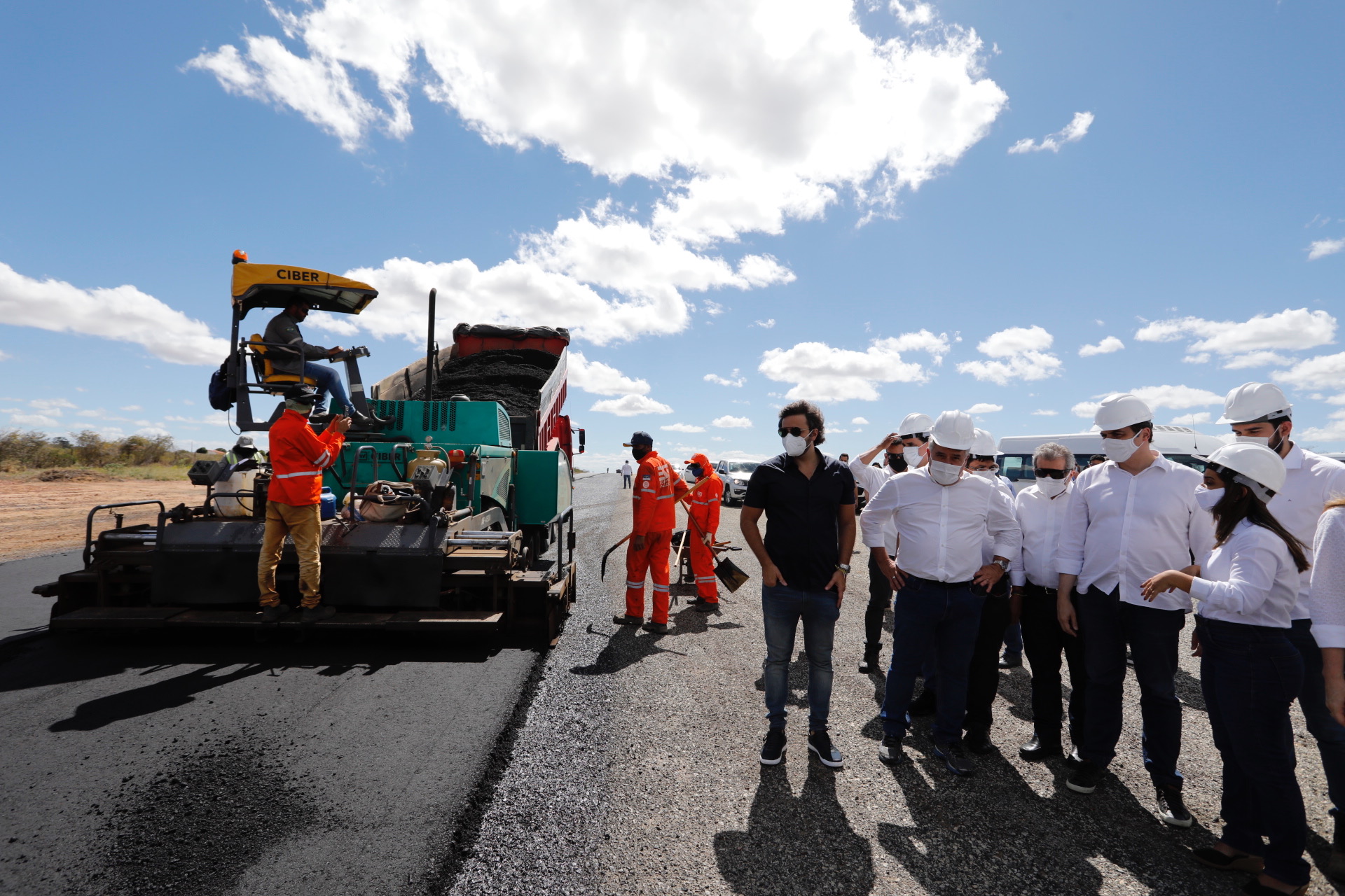 No Serto do Araripe, Paulo Cmara vistoria obras de rodovias e anuncia novos projetos. (Heudes Regis/SEI)