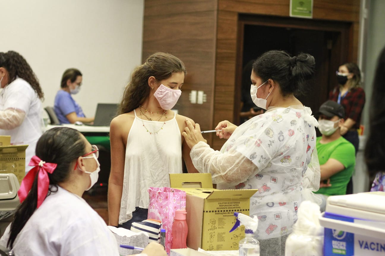 Isabella tomou a primeira dose hoje e seu irmão gêmeo tomará amanhã no mesmo posto de vacinação. (Foto: Romulo Chico/ Esp DP foto) Isabella tomou a primeira dose hoje e seu irmão gêmeo tomará amanhã no mesmo posto de vacinação. (Foto: Romulo Chico/ Esp DP foto)