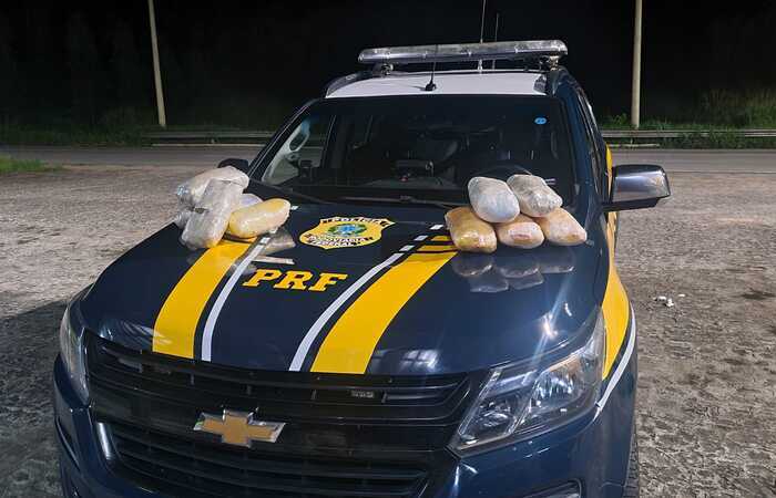 A apreensão aconteceu durante abordagem em Água Preta. O motorista já tinha passagem pela polícia por tráfico de drogas (Foto: PRF/Divulgação) A apreensão aconteceu durante abordagem em Água Preta. O motorista já tinha passagem pela polícia por tráfico de drogas (Foto: PRF/Divulgação)
