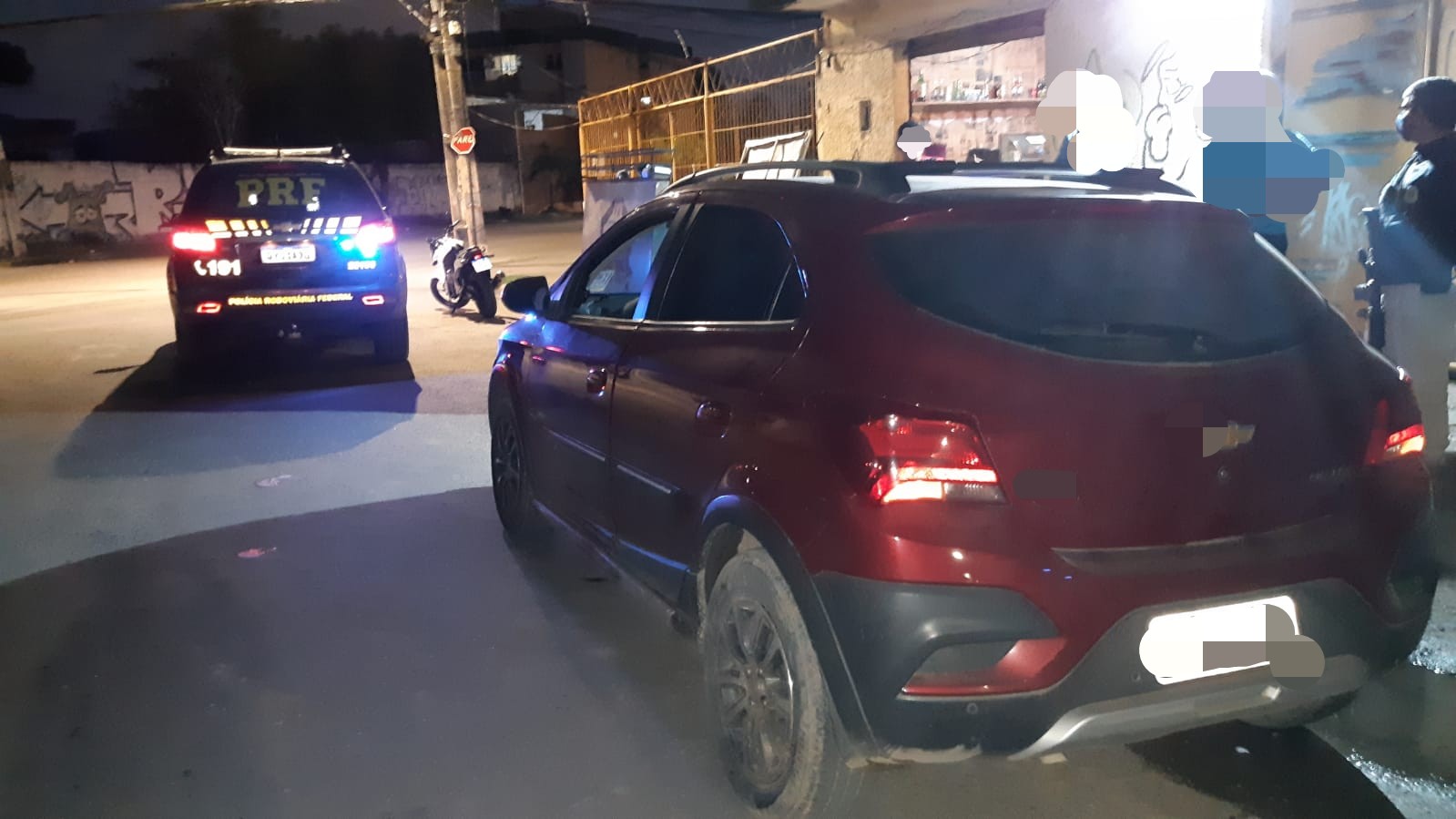 Motorista atravessou sinais vermelhos e colidiu em outros veículos para fugir. (PRF/Divulgação) Motorista atravessou sinais vermelhos e colidiu em outros veículos para fugir. (PRF/Divulgação)