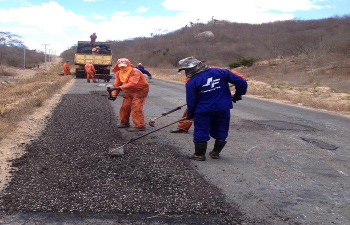 Foto ilustrativa de uma ação tapa-buraco realizada anteriormente na rodovia PE-145. A nova iniciativa faz parte do Programa Caminhos de Pernambuco e tem investimento previsto de R milhões. (Reprodução) Foto ilustrativa de uma ação tapa-buraco realizada anteriormente na rodovia PE-145. A nova iniciativa faz parte do Programa Caminhos de Pernambuco e tem investimento previsto de R milhões. (Reprodução)