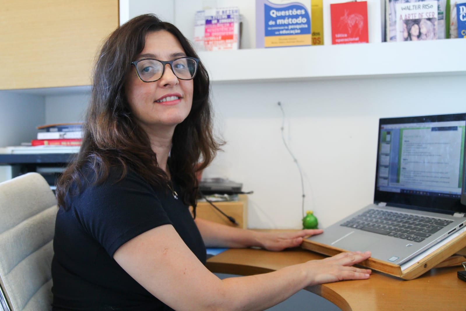Pesquisadora da UFPE, Tícia Ferro, afirma que a inclusão das pessoas com deficiência deve ocorrer nas escolas regulares. (Sandy James/DP) Pesquisadora da UFPE, Tícia Ferro, afirma que a inclusão das pessoas com deficiência deve ocorrer nas escolas regulares. (Sandy James/DP)