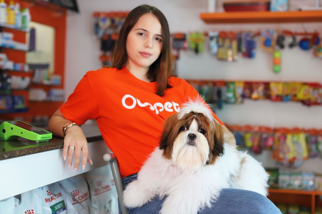 Diane Moura com o dog Oreo, na Cia dos Bichos (Casa Forte), um dos pets shop cadastrados na plataforma (Foto: Melhor Comunicação/Divulgação) Diane Moura com o dog Oreo, na Cia dos Bichos (Casa Forte), um dos pets shop cadastrados na plataforma (Foto: Melhor Comunicação/Divulgação)