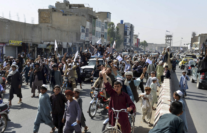 Talib s Desfilam Triunfantes No Aeroporto De Cabul E Em Kandahar Ap s 