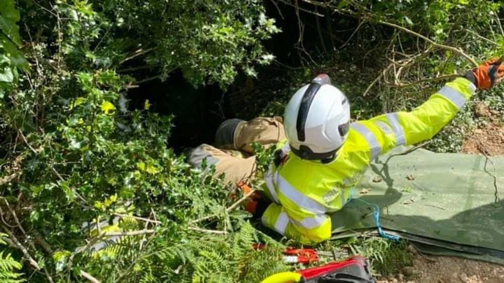 A equipe de resgate chegou rapidamente, mas levou cerca de duas horas para levar a mulher até o dique (Foto: Polícia de Bodmin/Reprodução) A equipe de resgate chegou rapidamente, mas levou cerca de duas horas para levar a mulher até o dique (Foto: Polícia de Bodmin/Reprodução)