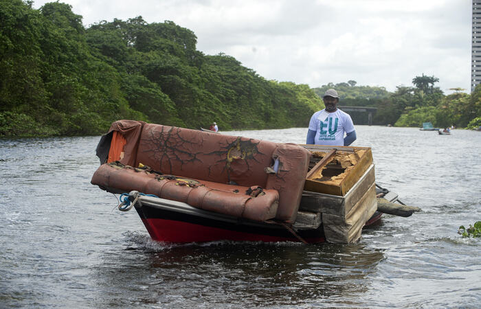(Os participantes, que se dividiram em cerca de 100 barcos, retiraram 400 pneus, 130 colchões, 210 vasos sanitários, 150 capacetes, 65 geladeiras, 140 aparelhos de televisão, 110 cadeiras e 400 garrafas pets. Foto: Divulgação) (Os participantes, que se dividiram em cerca de 100 barcos, retiraram 400 pneus, 130 colchões, 210 vasos sanitários, 150 capacetes, 65 geladeiras, 140 aparelhos de televisão, 110 cadeiras e 400 garrafas pets. Foto: Divulgação)