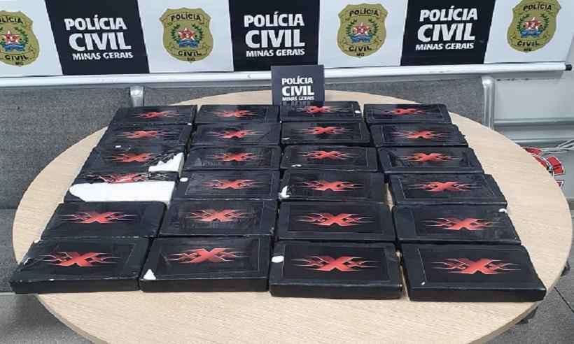 (Casal carregava a cocaína e os filhos no carro para tentar escapar de blitze. Foto: PCMG/Divulgação ) (Casal carregava a cocaína e os filhos no carro para tentar escapar de blitze. Foto: PCMG/Divulgação )