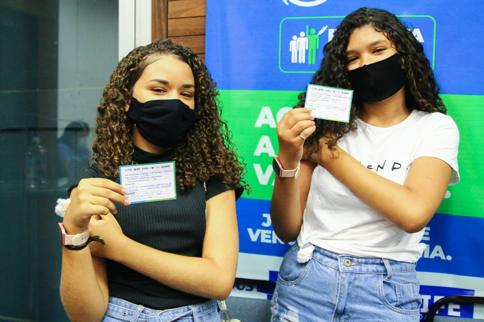 Ana Karla, 13 anos, e Ana Paula, 12 anos, receberam a 1ª dose do imunizante tipo Pfizer contra a Covid-19, no Porto Digital, na Rua do Apolo, nº 235, no Bairro do Recife. (Sandy James/Especial DP) Ana Karla, 13 anos, e Ana Paula, 12 anos, receberam a 1ª dose do imunizante tipo Pfizer contra a Covid-19, no Porto Digital, na Rua do Apolo, nº 235, no Bairro do Recife. (Sandy James/Especial DP)