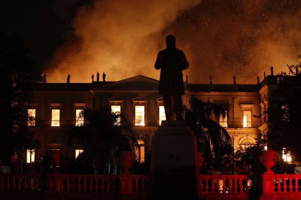 Bombeiros lutaram por horas seguidas para conter o fogo (Foto: Alexandre Brum) Bombeiros lutaram por horas seguidas para conter o fogo (Foto: Alexandre Brum)