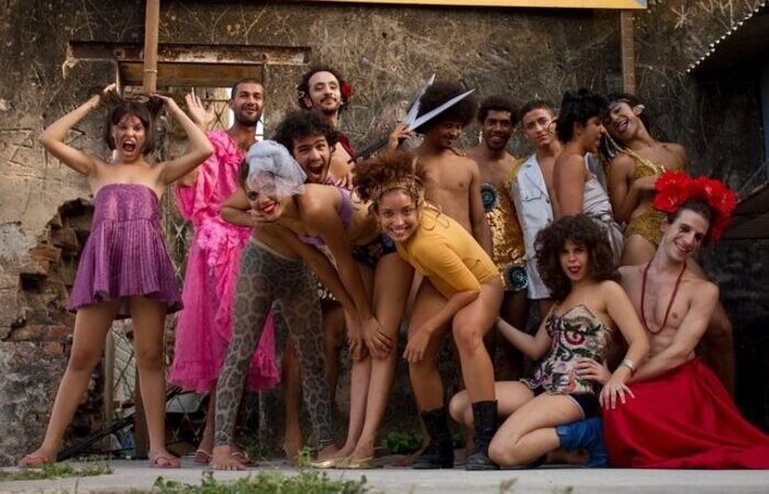 A mostra é uma preparação para a série 'Chão de Estrela', criada por Hilton Lacerda e inspirada por seu filme 'Tatuagem' (Foto: Divulgação) A mostra é uma preparação para a série 'Chão de Estrela', criada por Hilton Lacerda e inspirada por seu filme 'Tatuagem' (Foto: Divulgação)