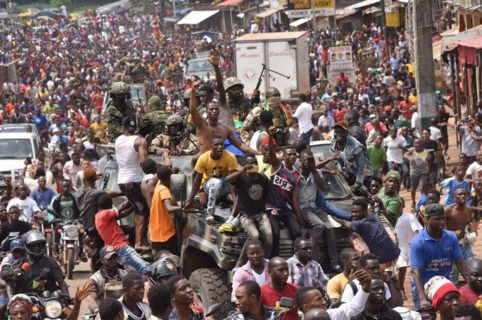 Os golpistas prometeram um período de transição, ao estilo do vizinho Mali. Ao mesmo tempo, no entanto, anunciaram um toque de recolher e fecharam as fronteiras aéreas e terrestres. (Foto: CELLOU BINANI/AFP) Os golpistas prometeram um período de transição, ao estilo do vizinho Mali. Ao mesmo tempo, no entanto, anunciaram um toque de recolher e fecharam as fronteiras aéreas e terrestres. (Foto: CELLOU BINANI/AFP)
