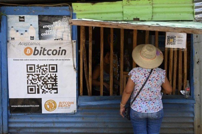 Sete em cada 10 salvadorenhos indicaram que "discordam ou discordam veementemente" do bitcoin, que circulará ao lado do dólar (Foto: Marvin Recinos/AFP) Sete em cada 10 salvadorenhos indicaram que "discordam ou discordam veementemente" do bitcoin, que circulará ao lado do dólar (Foto: Marvin Recinos/AFP)