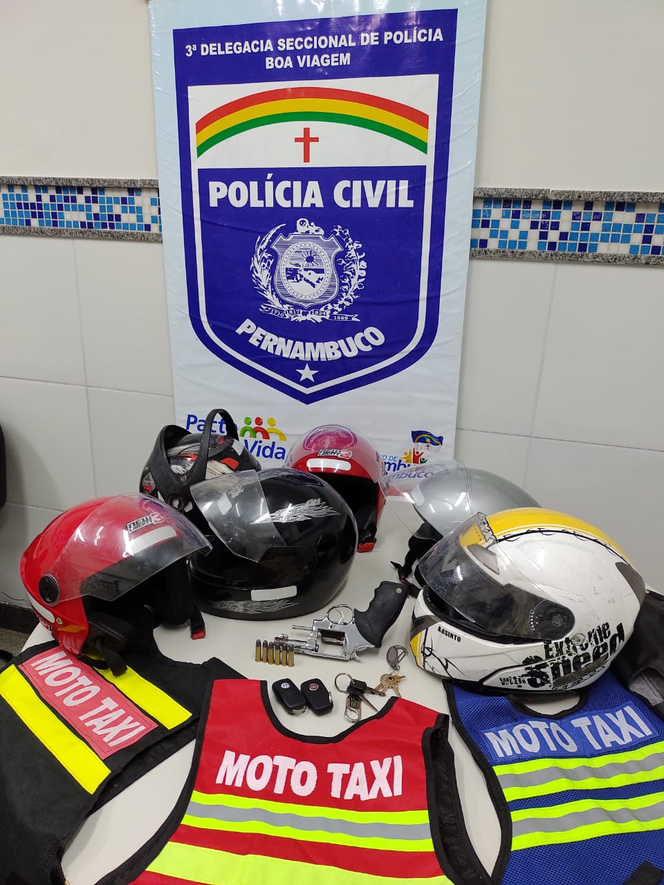 Materiais apreendidos pela polcia na casa onde os suspeitos eram abrigados, no Ibura (Foto: Divulgao/PCPE)
