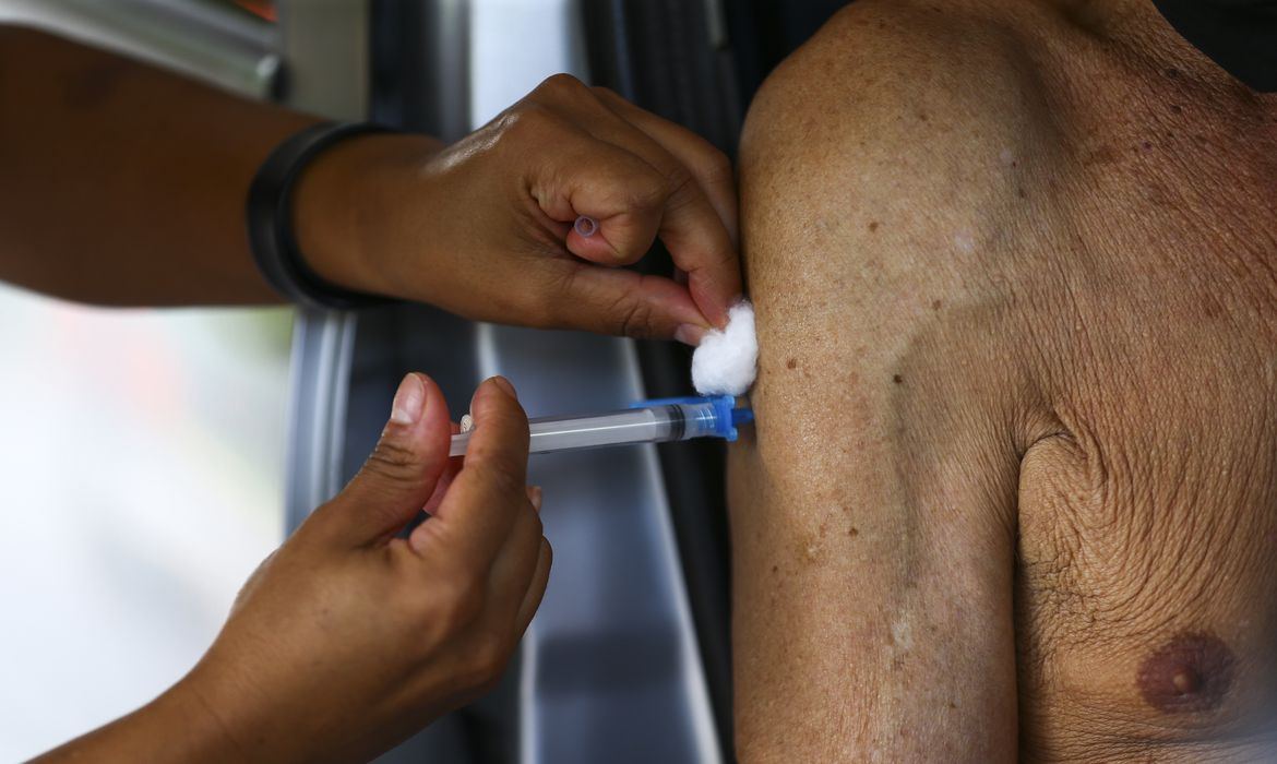 (Imunização começa com pessoas acima de 95 anos. Foto: Marcelo Camargo/Agência Brasil) (Imunização começa com pessoas acima de 95 anos. Foto: Marcelo Camargo/Agência Brasil)