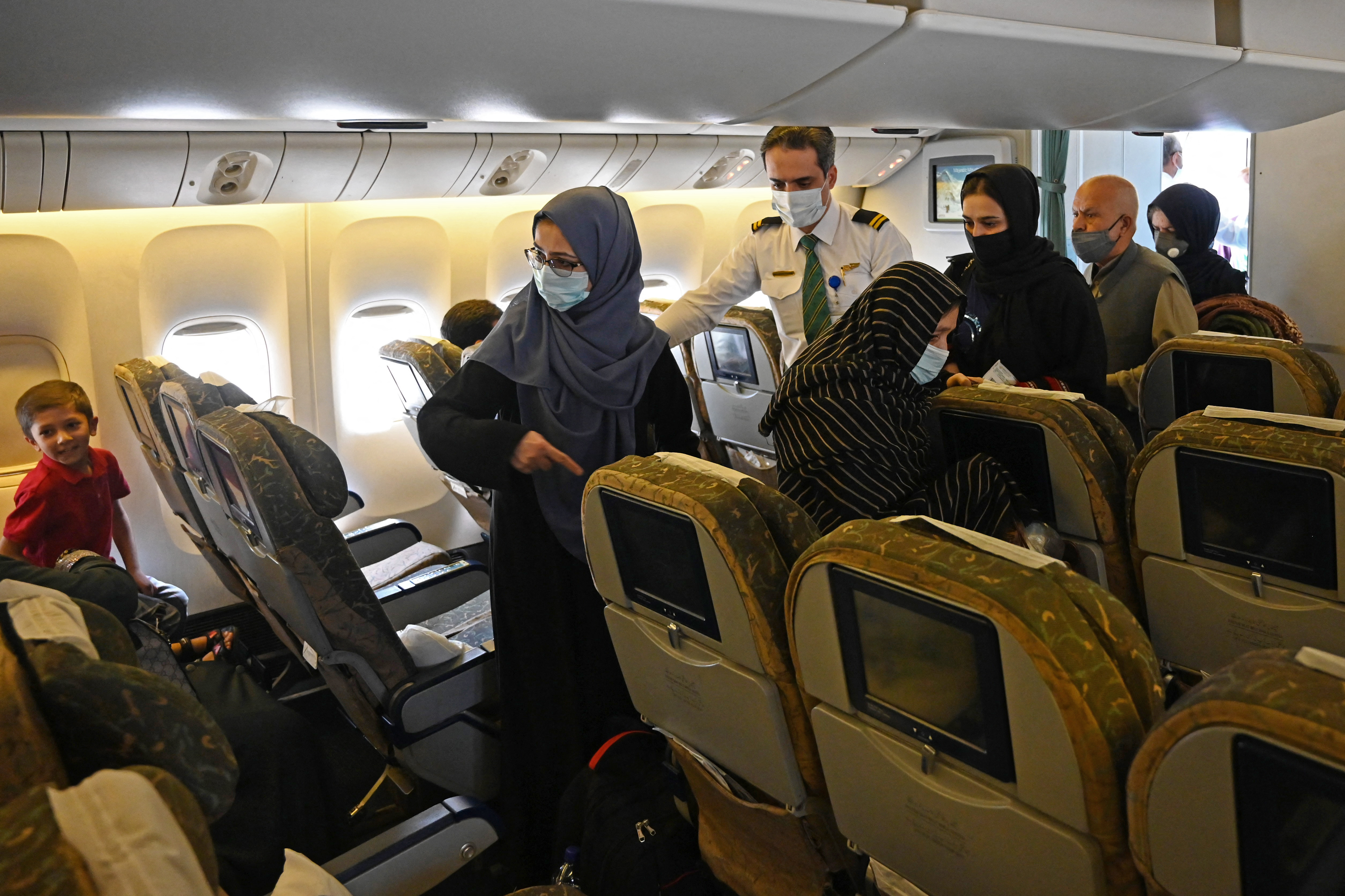 Passageiros a bordo do primeiro voo comercial partindo do aeroporto de Cabul desde a volta do Talib ao poder (Foto: Aamir QURESHI / AFP)