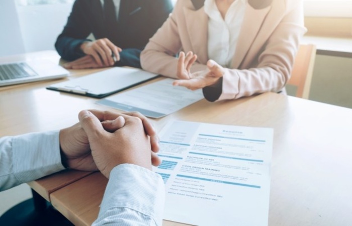 De acordo com o IEL-PE, a depender do cargo, as vagas contam com benefícios e comissões (Freepik/Reprodução) De acordo com o IEL-PE, a depender do cargo, as vagas contam com benefícios e comissões (Freepik/Reprodução)