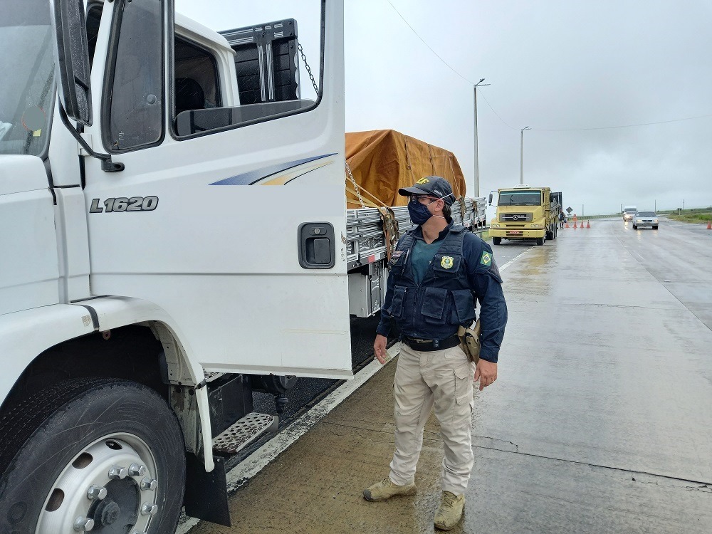 Autuações por desrespeito à Lei do Descanso e ultrapassagens indevidas também tiveram destaque na regional. (PRF/Divulgação)
Autuações por desrespeito à Lei do Descanso e ultrapassagens indevidas também tiveram destaque na regional. (PRF/Divulgação)