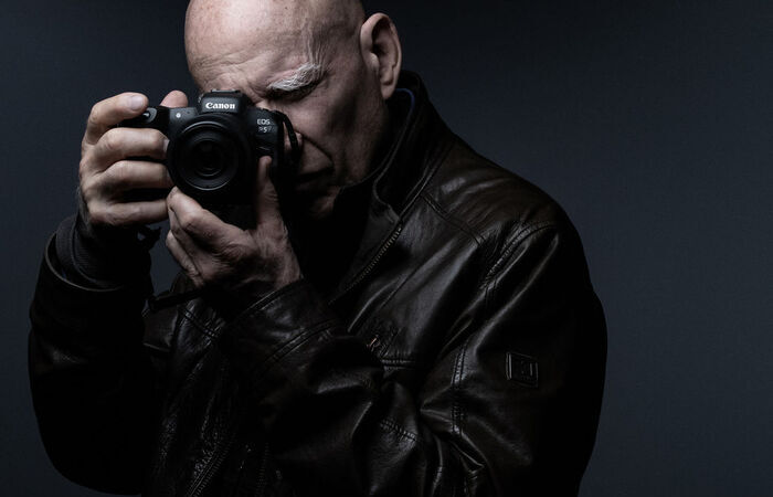 O fotógrafo franco-brasileiro é conhecido por suas fotos em preto e branco de alto contraste (Foto: Joel Saged/AFP) O fotógrafo franco-brasileiro é conhecido por suas fotos em preto e branco de alto contraste (Foto: Joel Saged/AFP)