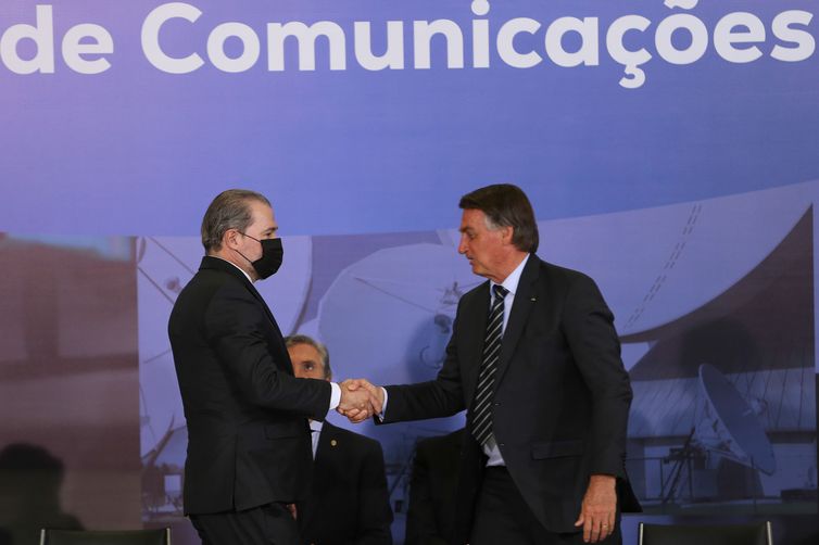 O presidente da República, Jair Bolsonaro, cumprimenta o ministro do STF, Dias Toffoli, durante a entrega do Prêmio Marechal Rondon de Comunicações no Palácio do Planalto (Foto: Fabio Rodrigues-Pozzebom/Agência Brasil) O presidente da República, Jair Bolsonaro, cumprimenta o ministro do STF, Dias Toffoli, durante a entrega do Prêmio Marechal Rondon de Comunicações no Palácio do Planalto (Foto: Fabio Rodrigues-Pozzebom/Agência Brasil)