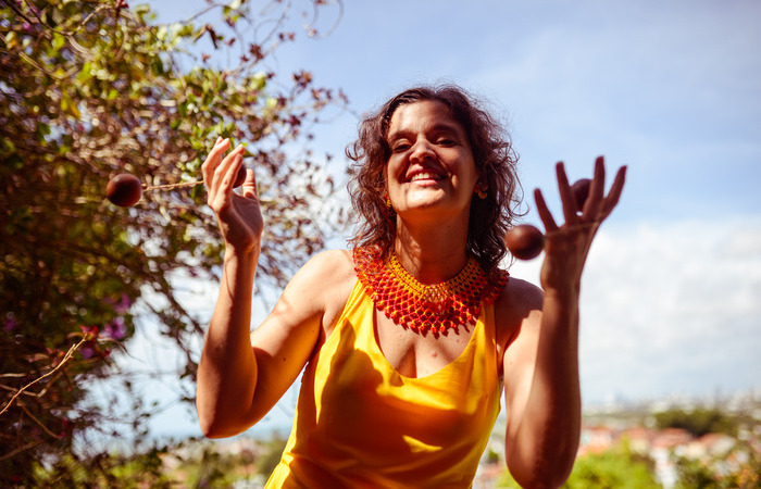 O álbum traz cantigas brasileiras e de países da Àfrica Ocidental, onde a cantora realiza projetos de estudo (Foto: Laís Domigues/Divulgação) O álbum traz cantigas brasileiras e de países da Àfrica Ocidental, onde a cantora realiza projetos de estudo (Foto: Laís Domigues/Divulgação)