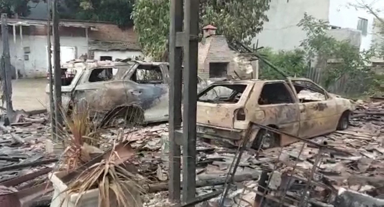 Além da garagem, Uma SW4, um gol e uma moto, foram totalmente destruídos pelas chamas. (WhatsApp/Reprodução
) Além da garagem, Uma SW4, um gol e uma moto, foram totalmente destruídos pelas chamas. (WhatsApp/Reprodução
)