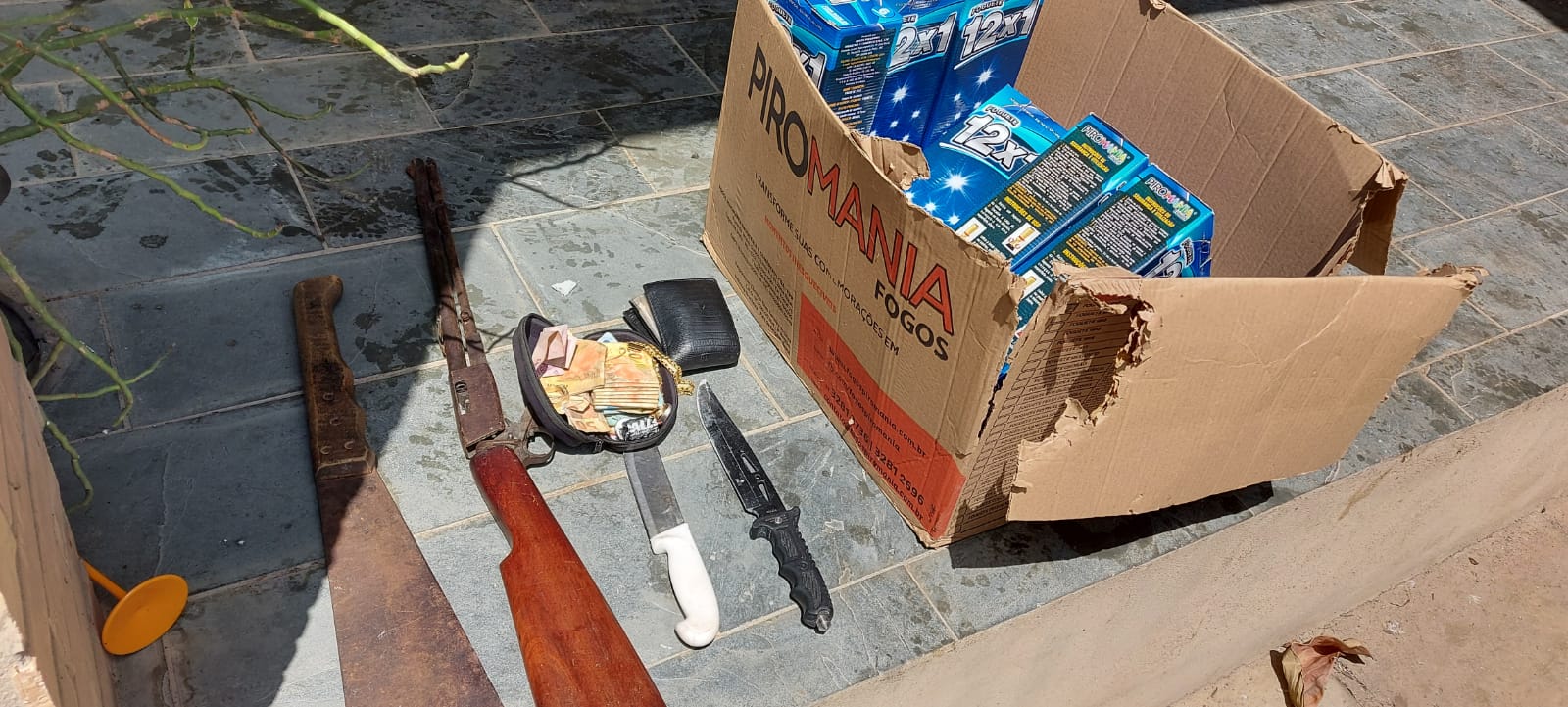 Dentro da casa também foram encontrados uma espingarda e vestígios de dois disparos numa janela. (WhatsApp/Reprodução) Dentro da casa também foram encontrados uma espingarda e vestígios de dois disparos numa janela. (WhatsApp/Reprodução)