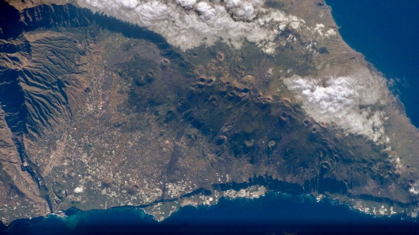  (Vulco Cumbre Vieja tem gerado abalos ssmicos na ilha de La Palma, no arquiplago das Canrias. Foto: Nasa)