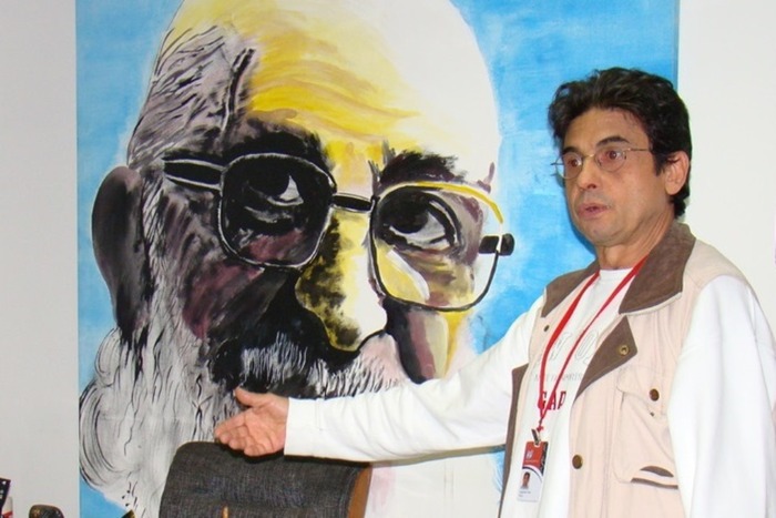 Lutgardes Costa Freire, filho caçula de Paulo Freire, ao lado de uma pintura do pai (Foto: Instituto Paulo Freire) Lutgardes Costa Freire, filho caçula de Paulo Freire, ao lado de uma pintura do pai (Foto: Instituto Paulo Freire)