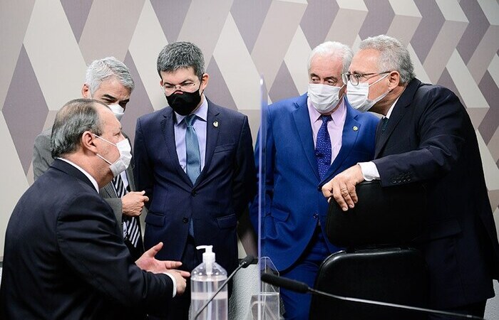 O senador Randolfe Rodrigues defende mais duas semanas de trabalho, mas a presso  pelo fechamento do relatrio no dia 24 (Foto: Pedro Frana/Agncia Senado)