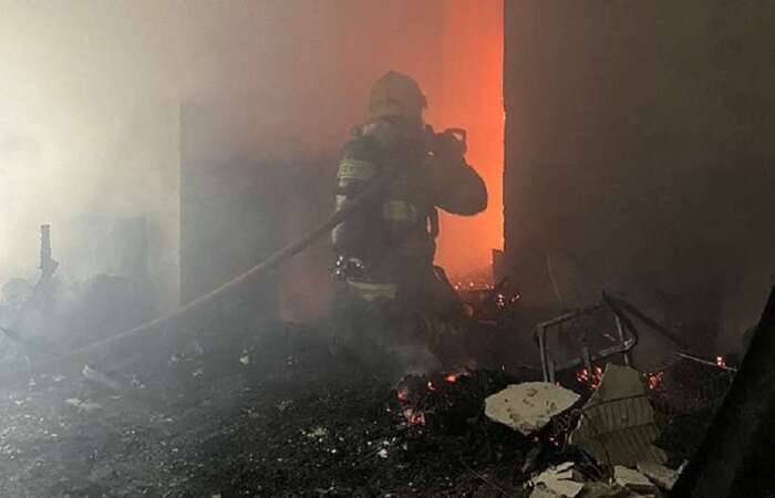 Fogo destruiu dois cmodos do apartamento e pode ter afetado estrutura do prdio (Foto: CBM)