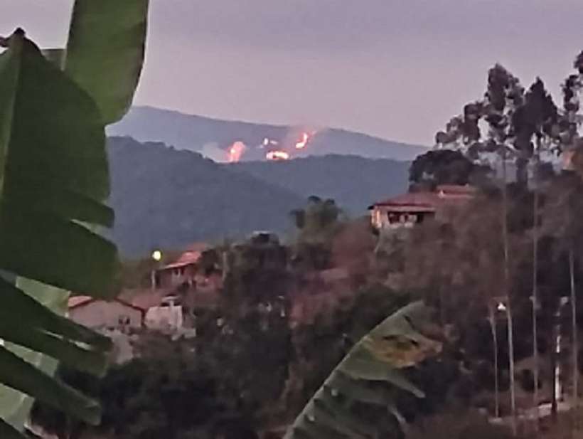  (Fogo est queimando h dois dias e o Corpo De Bombeiros ainda no recebeu chamado da Secretaria de Meio-Ambiente. Foto: Redes sociais)