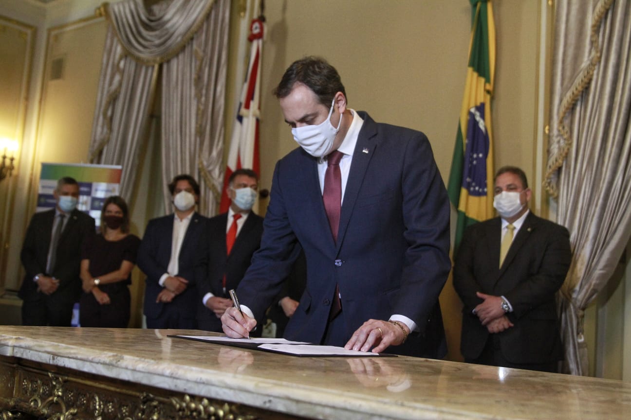 A lei que cria o programa foi sancionada nesta quarta-feira (22), no Palcio do Campo das Princesas, pelo governador Paulo Cmara (Foto: Rmulo Chico/DP Foto)