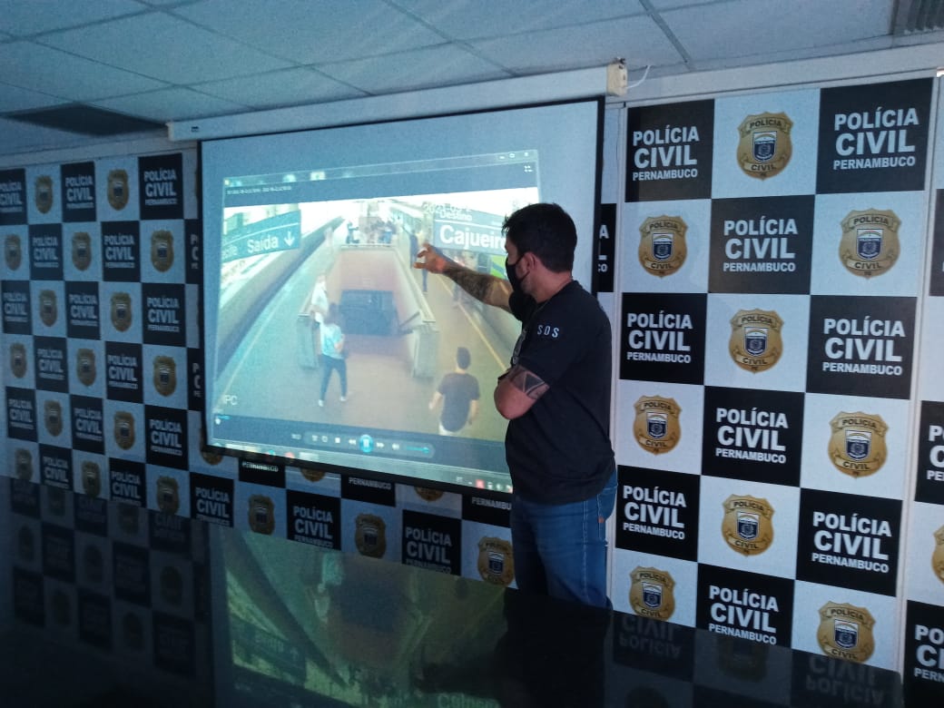 Delegado Bruno de Ugalde explicando como o suspeito foi preso (Foto: Divulgação/PCPE) Delegado Bruno de Ugalde explicando como o suspeito foi preso (Foto: Divulgação/PCPE)