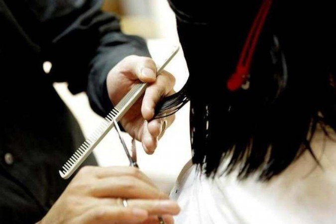 (Ela pediu um corte de cabelo clássico de 10 cm das pontas mas a cabeleireira cortou o cabelo deixando apenas 10 cm, diz a sentença. Foto: Reprodução/PxHere) (Ela pediu um corte de cabelo clássico de 10 cm das pontas mas a cabeleireira cortou o cabelo deixando apenas 10 cm, diz a sentença. Foto: Reprodução/PxHere)