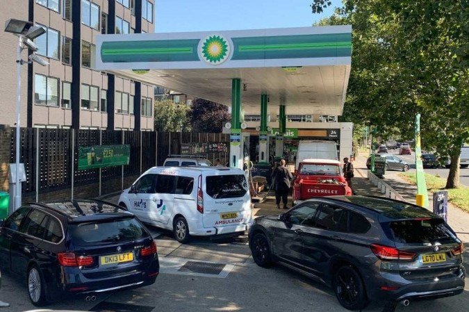 (Diante dos temores pela falta de gasolina, o ministro pediu aos motoristas que 'agissem como de costume' e afirmou que não precisam correr para fazer estoque. Foto: DANIEL LEAL-OLIVAS / AFP) (Diante dos temores pela falta de gasolina, o ministro pediu aos motoristas que 'agissem como de costume' e afirmou que não precisam correr para fazer estoque. Foto: DANIEL LEAL-OLIVAS / AFP)