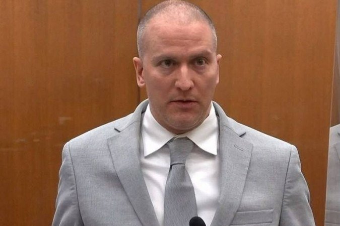 (O advogado de Chauvin alegou que o agente seguiu os procedimentos em vigor na polícia no momento e que a morte de Floyd foi provocada por problemas de saúde. Foto: POOL VIA COURT TV / AFP) (O advogado de Chauvin alegou que o agente seguiu os procedimentos em vigor na polícia no momento e que a morte de Floyd foi provocada por problemas de saúde. Foto: POOL VIA COURT TV / AFP)