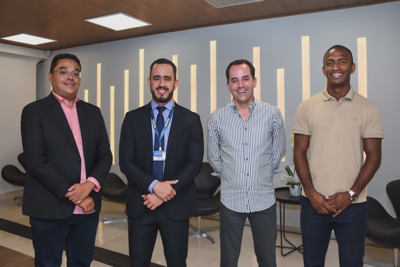 O CEO da Nogueira Corretores, Armando Nogueira, o superintendente executivo de Habitação da Caixa Singular, Marcelo Maia, e os empresários da Due Árbore Vinícius Silveira e Adailton Santos (Foto: Alysso / Divulgação) O CEO da Nogueira Corretores, Armando Nogueira, o superintendente executivo de Habitação da Caixa Singular, Marcelo Maia, e os empresários da Due Árbore Vinícius Silveira e Adailton Santos (Foto: Alysso / Divulgação)